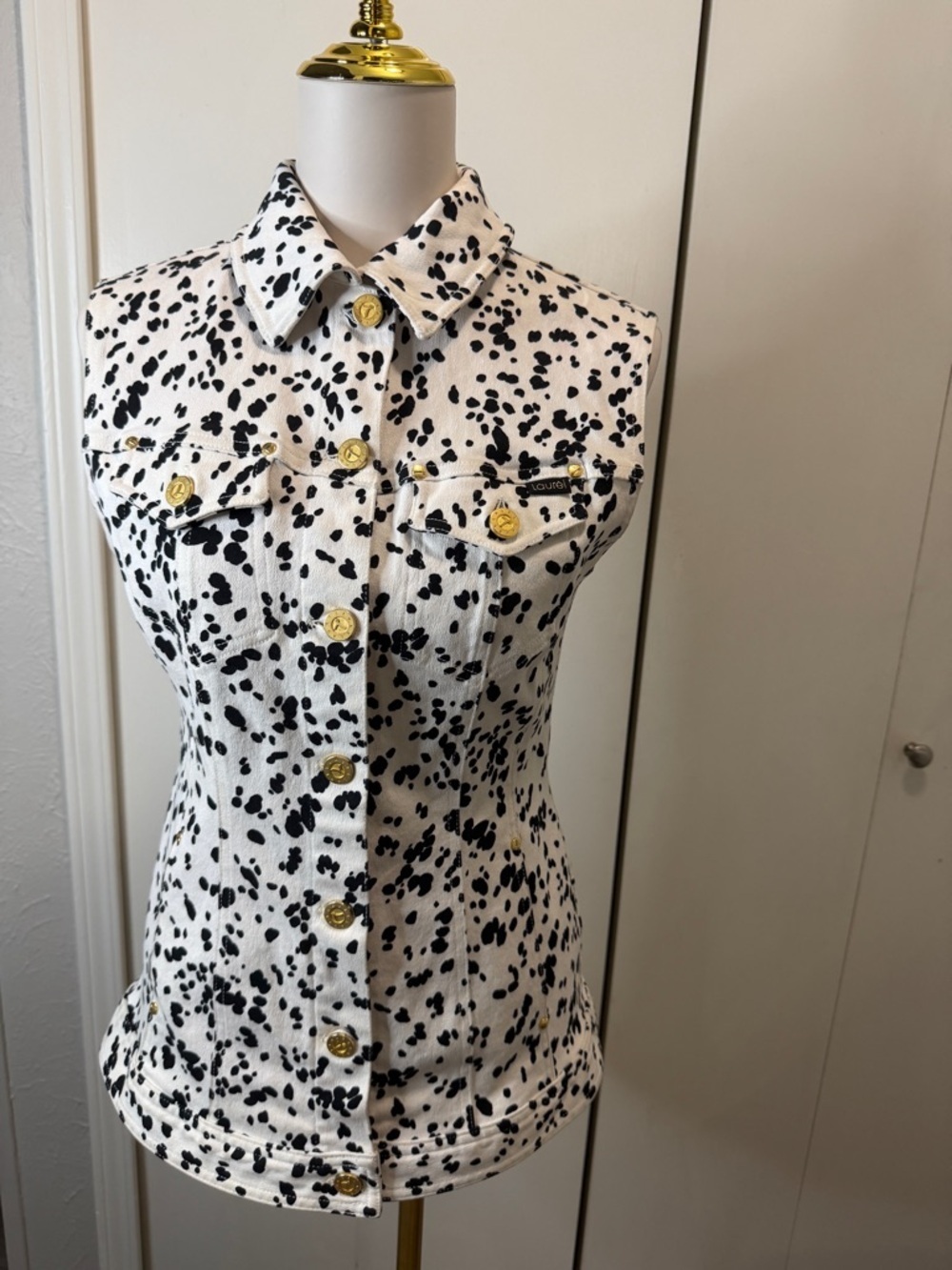Vintage Laurel Black and White Dalmatian Print Sleeveless Button-Down Top